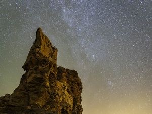 Превью обои скала, звезды, небо, ночь, пейзаж, природа