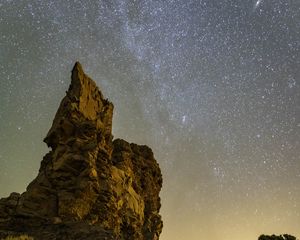 Превью обои скала, звезды, небо, ночь, пейзаж, природа