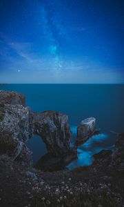 Превью обои скалы, арка, море, звездное небо, горизонт, ночь