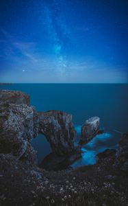 Превью обои скалы, арка, море, звездное небо, горизонт, ночь