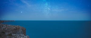 Превью обои скалы, арка, море, звездное небо, горизонт, ночь