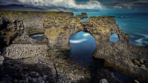 Превью обои скалы, арка, рифы, галька, камни, море, берег, облака, объемные, дыра