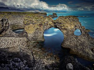 Превью обои скалы, арка, рифы, галька, камни, море, берег, облака, объемные, дыра