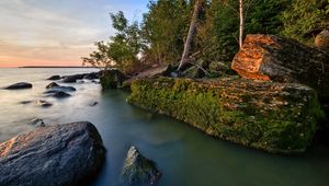 Превью обои скалы, берег, мох, вода, деревья