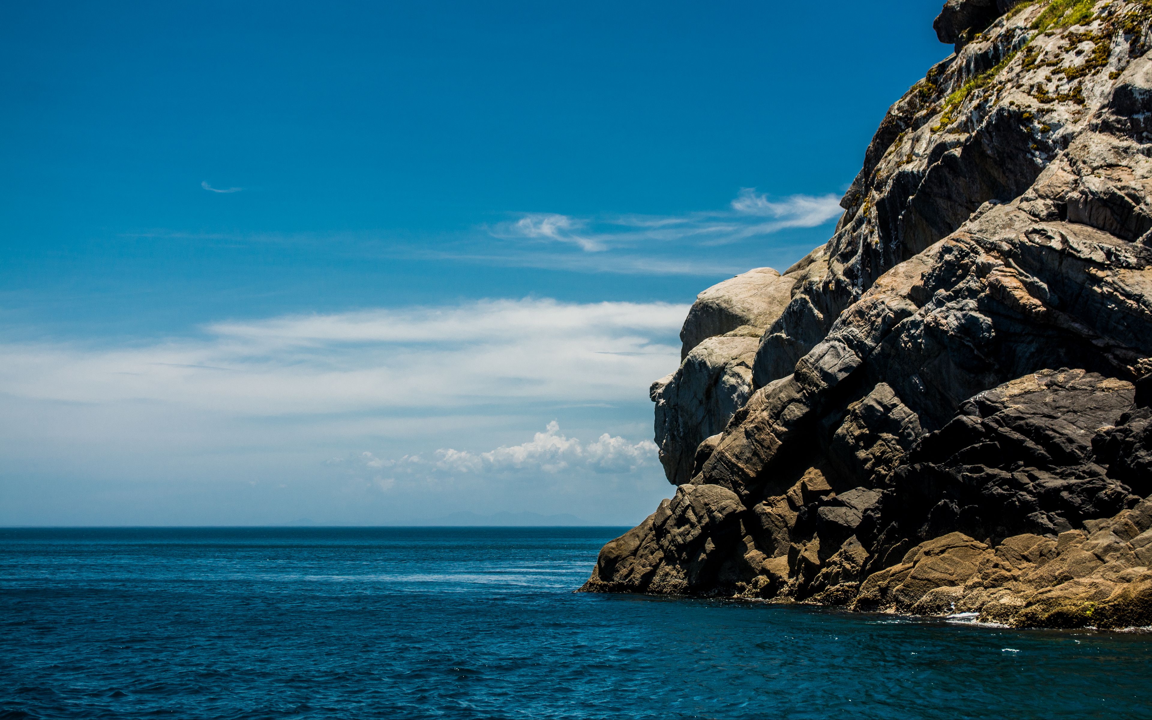 скалы на берегу моря