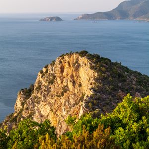 Превью обои скалы, деревья, море, вода, вид сверху