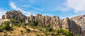 Превью обои скалы, дом, склон, кусты, трава, природа