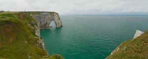 Превью обои скалы этрета, скалы, арка, море, растения, облака, природа, франция