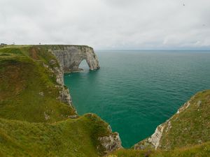Превью обои скалы этрета, скалы, арка, море, растения, облака, природа, франция