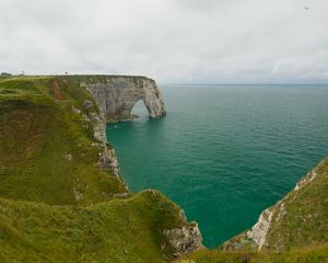 Превью обои скалы этрета, скалы, арка, море, растения, облака, природа, франция