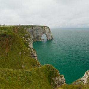 Превью обои скалы этрета, скалы, арка, море, растения, облака, природа, франция