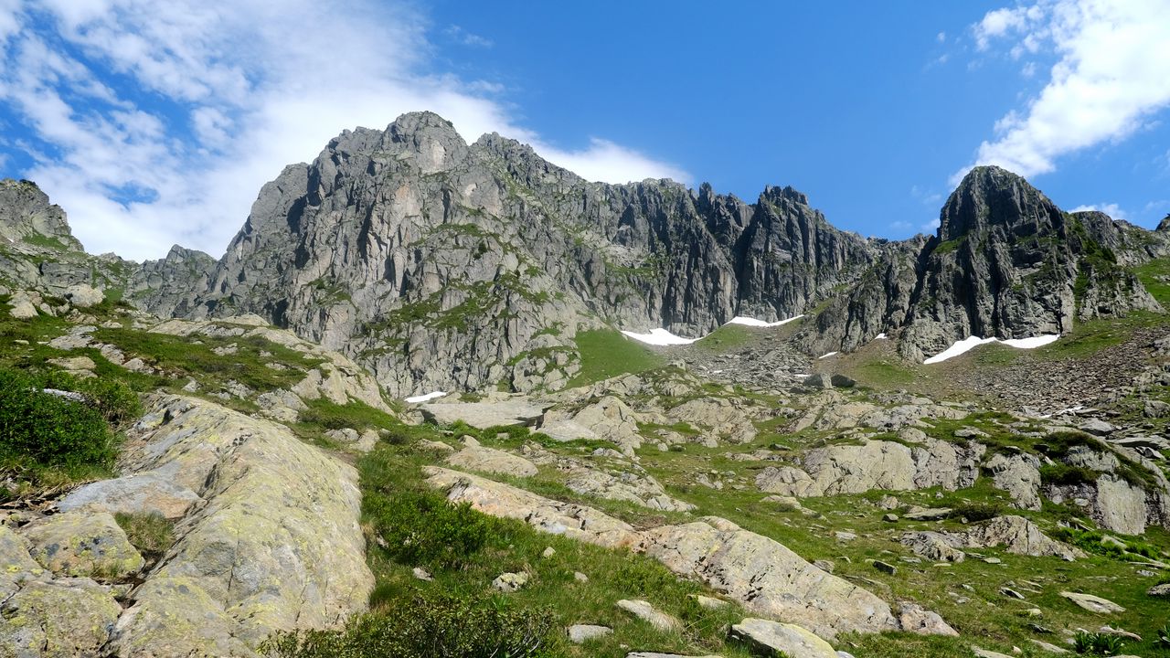 Обои скалы, горы, камни, трава, небо, пейзаж