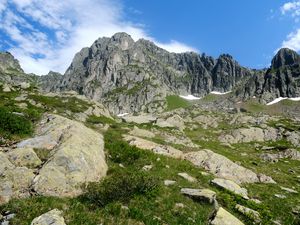 Превью обои скалы, горы, камни, трава, небо, пейзаж