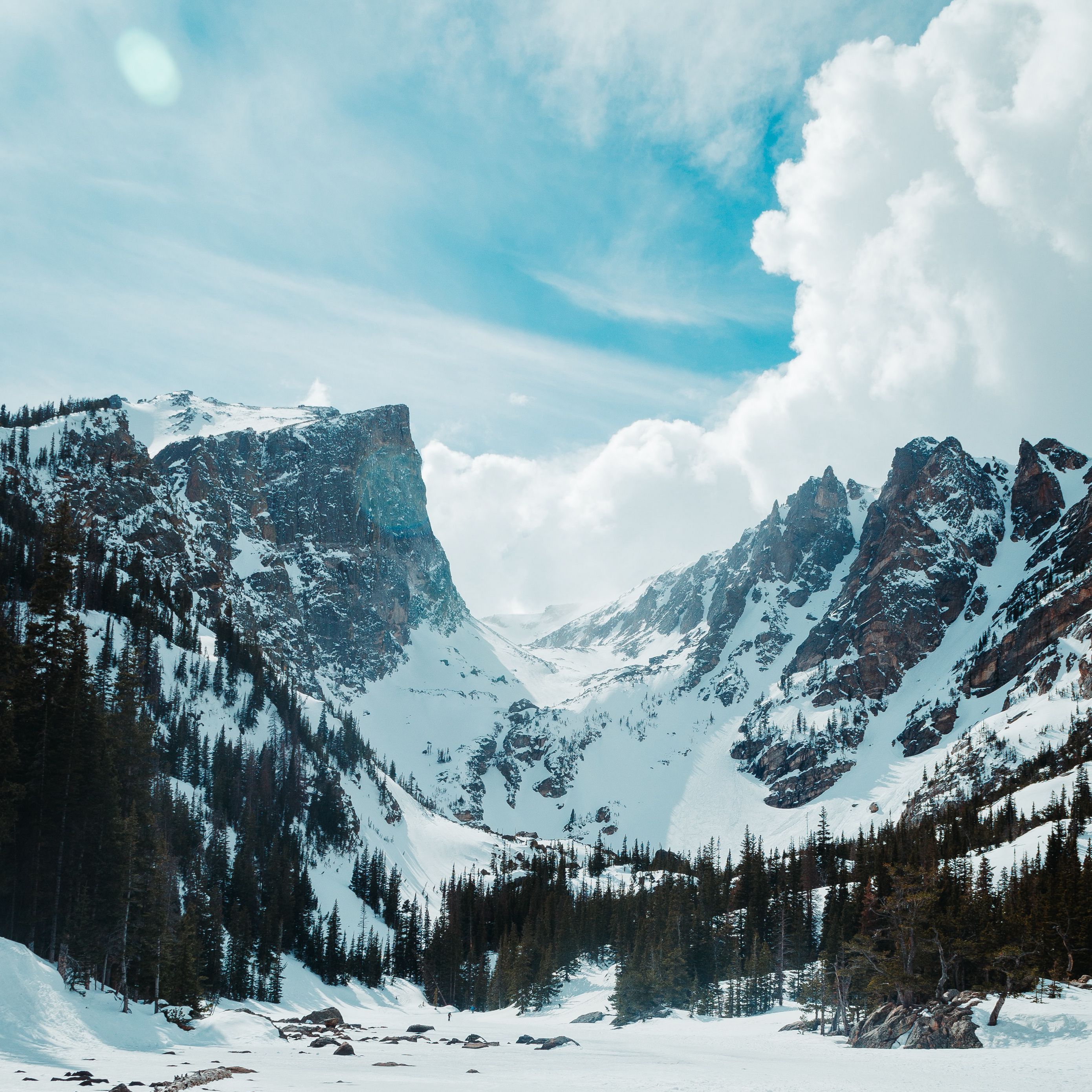 Mountain время. Гора чефрен, Канада. Снежные горы. Горы зима. Крутая Снежная гора.