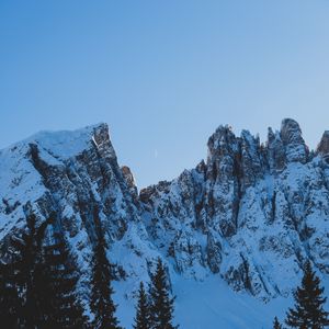 Превью обои скалы, горы, снег, заснеженный, ель, луна