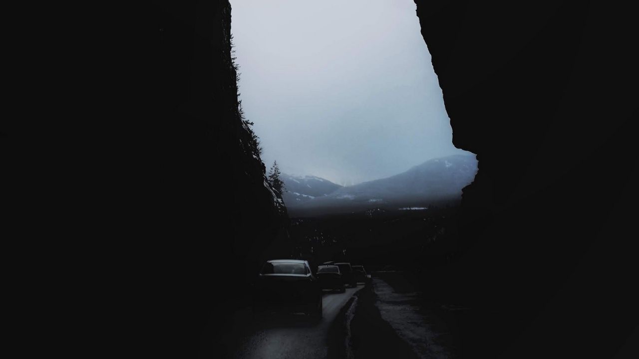 Обои скалы, горы, темнота, автомобили, ночь, туман