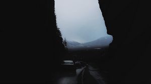 Превью обои скалы, горы, темнота, автомобили, ночь, туман