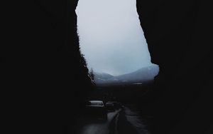 Превью обои скалы, горы, темнота, автомобили, ночь, туман