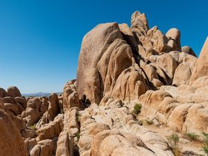 Превью обои скалы, камни, каменный, рельеф, кусты