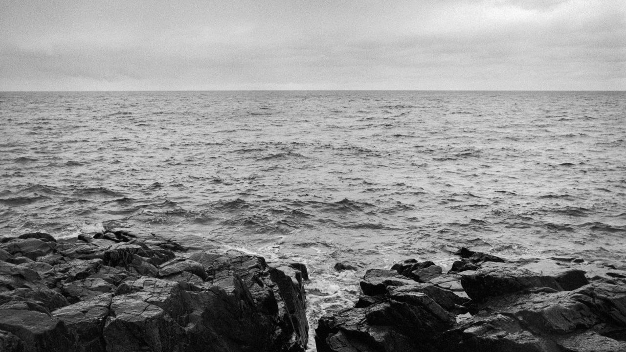 Обои скалы, камни, море, горизонт, черно-белый
