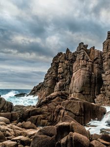 Превью обои скалы, камни, море, брызги, вода