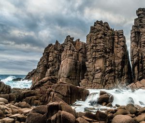 Превью обои скалы, камни, море, брызги, вода