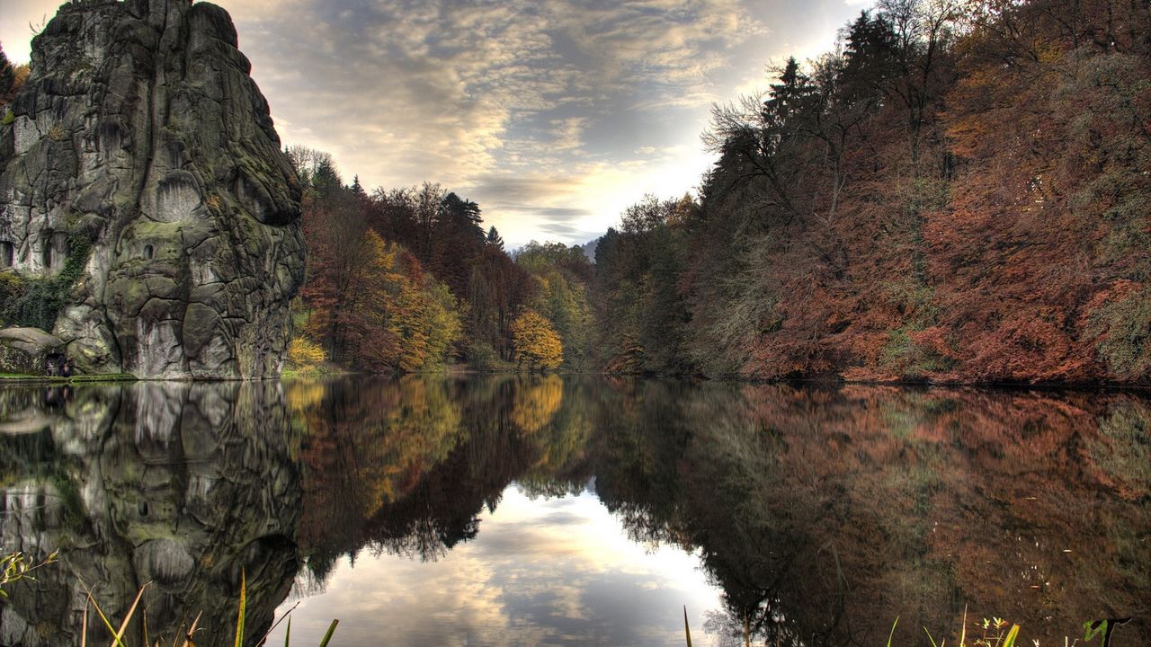 Обои скалы, камни, озеро, вода, отражение, серый, деревья