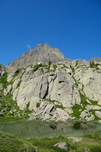 Превью обои скалы, камни, рельеф, трава, природа