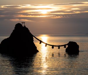 Превью обои скалы, канат, море, солнце, закат, темный