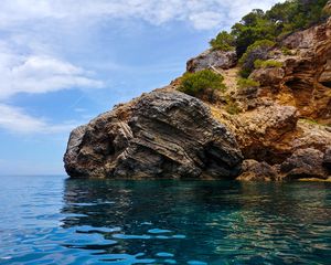 Превью обои скалы, кусты, море, утес, небо