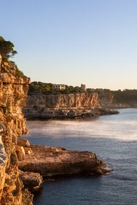 Превью обои скалы, море, обрыв, здания, пейзаж