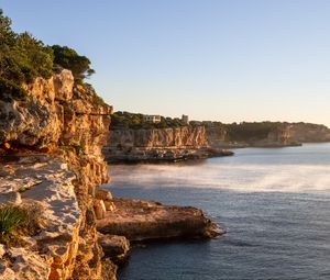 Превью обои скалы, море, обрыв, здания, пейзаж