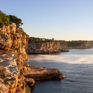 Превью обои скалы, море, обрыв, здания, пейзаж