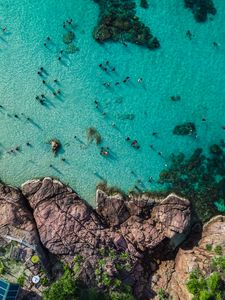 Превью обои скалы, море, побережье, вид сверху, люди