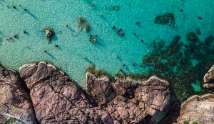 Превью обои скалы, море, побережье, вид сверху, люди
