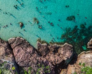 Превью обои скалы, море, побережье, вид сверху, люди