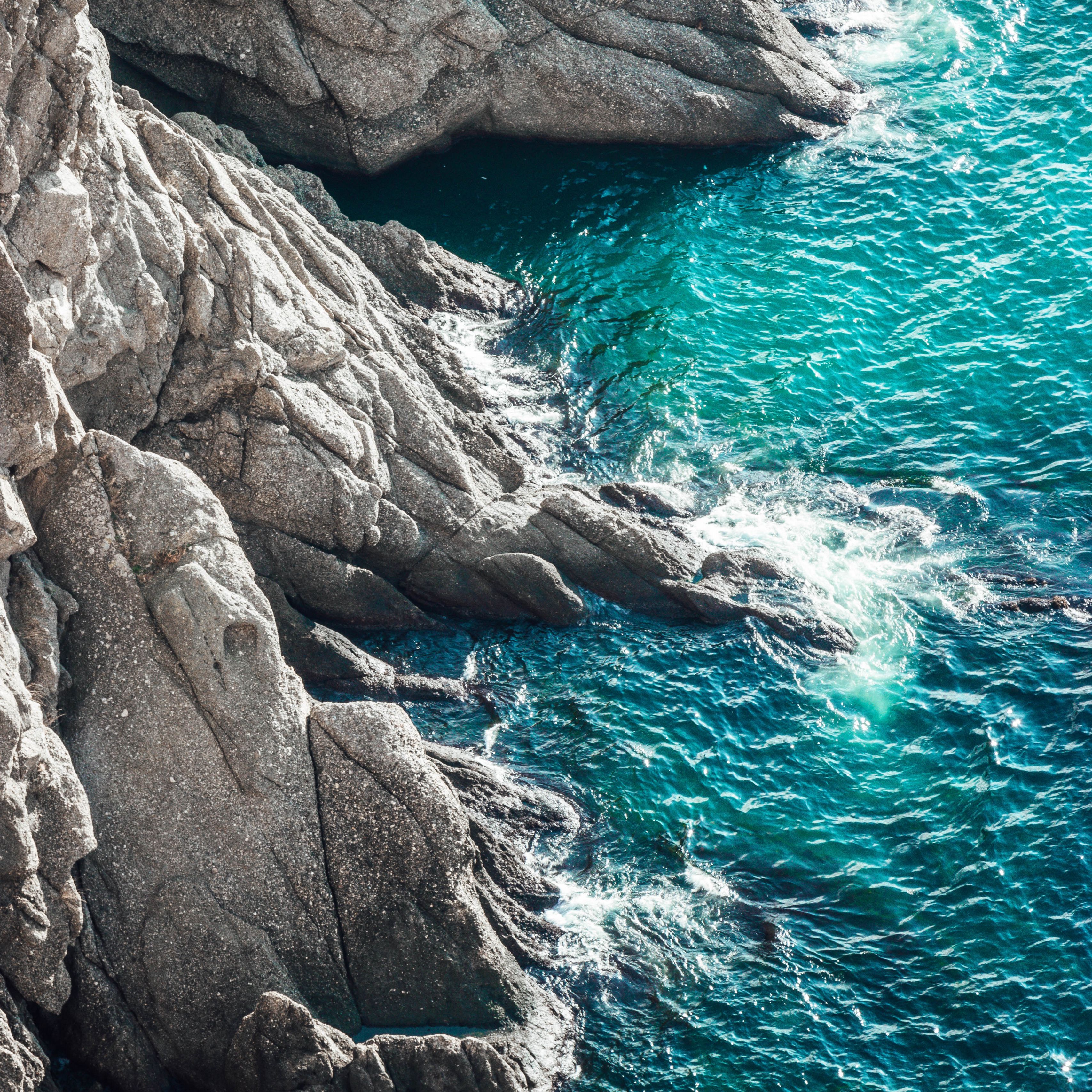 Горы и голубая вода. Море скалы. Море со скалами. Море вода скалы. Обои море.