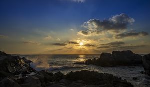 Превью обои скалы, море, солнце, закат, пейзаж, темный