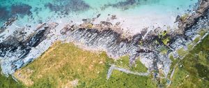 Превью обои скалы, море, трава, вид сверху