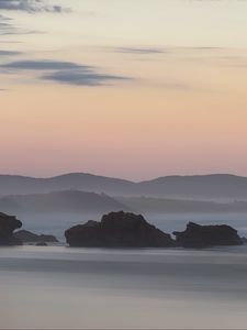 Превью обои скалы, море, туман, холмы, пейзаж, рассвет