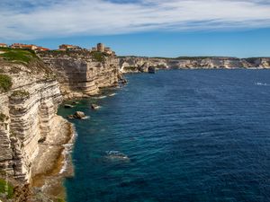 Превью обои скалы, обрыв, море, здания