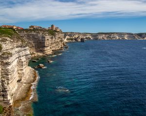 Превью обои скалы, обрыв, море, здания