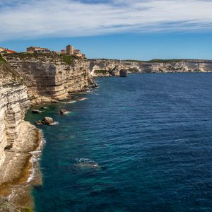 Превью обои скалы, обрыв, море, здания