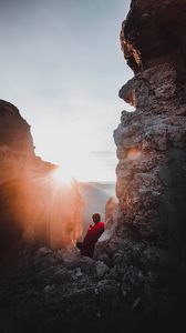 Превью обои скалы, одиночество, солнечный свет, лучи