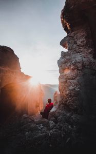 Превью обои скалы, одиночество, солнечный свет, лучи