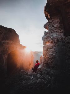 Превью обои скалы, одиночество, солнечный свет, лучи