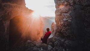 Превью обои скалы, одиночество, солнечный свет, лучи