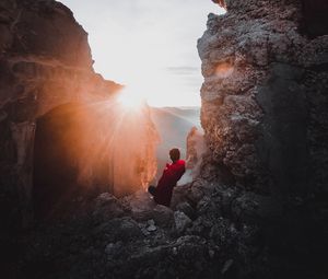 Превью обои скалы, одиночество, солнечный свет, лучи