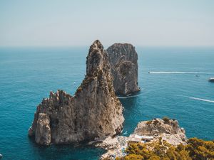 Превью обои скалы, океан, море, вид сверху, озеленение