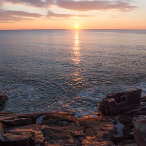 Превью обои скалы, побережье, море, закат, блики